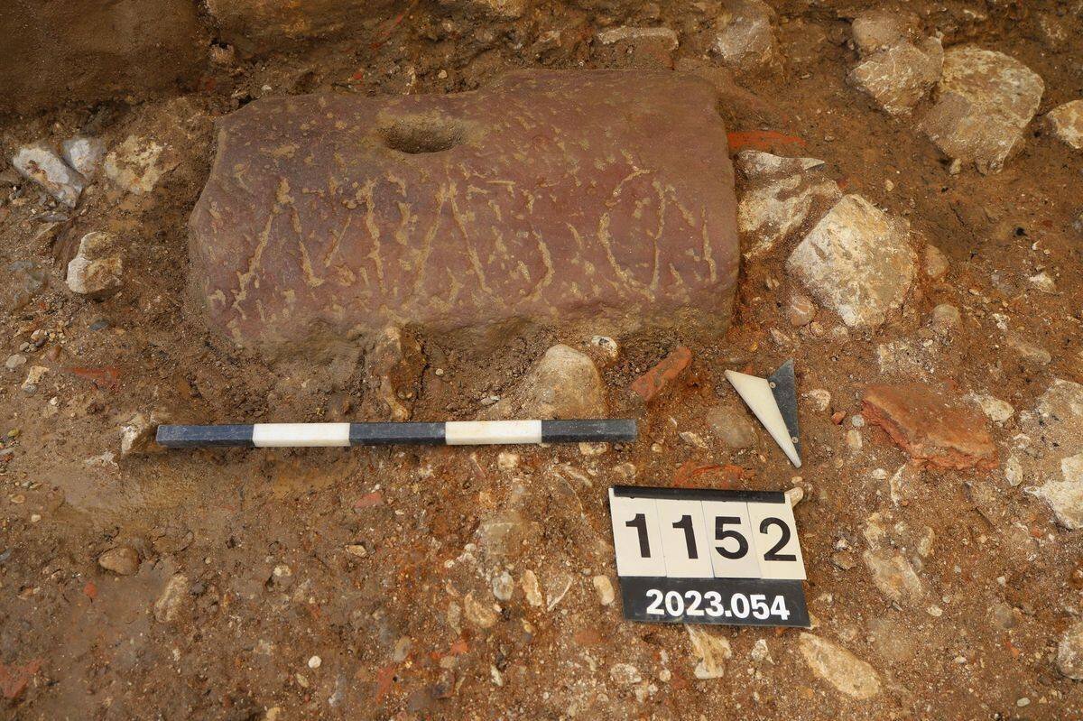 Römischer Sandstein aus dem 2. Jh. n. Chr. mit der Inschrift M(arcus) As(…)