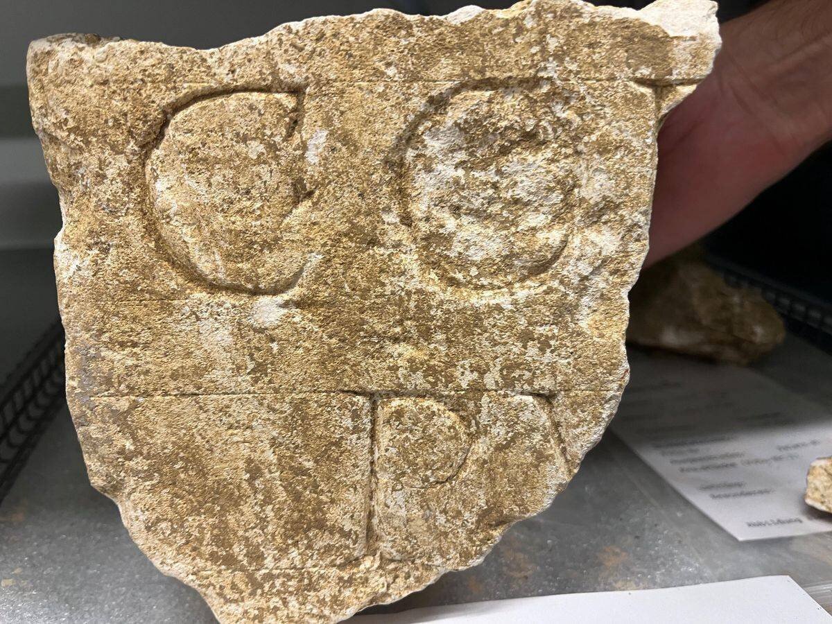 Fragment eines römischen Weihealtars (undatiert) mit der Inschrift C(aius) O(…) Pu(…)