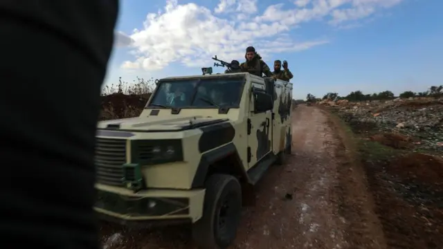 Militaires de Hayat Tahrir al-Sham dans les environs de la ville d'Atrah, province d'Alep, le 27 novembre 2024.
