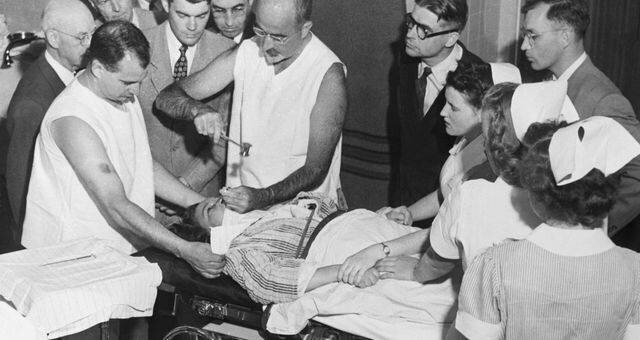 Walter Freeman effectuant une lobotomie en 1949