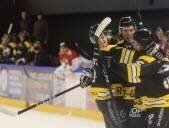 Mathéo Demarcy, à droite, félicité par ses coéquipiers après son but mardi contre Amiens. Photo Thomas Toussaint