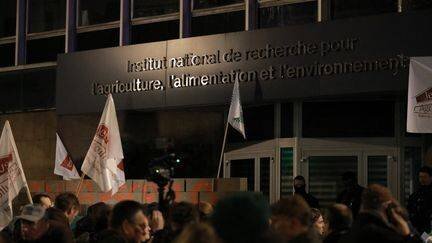 Des agriculteurs ont manifesté devant le siège de l'Inrae dans le 7e arrondissement de Paris, le 28 novembre 2024.