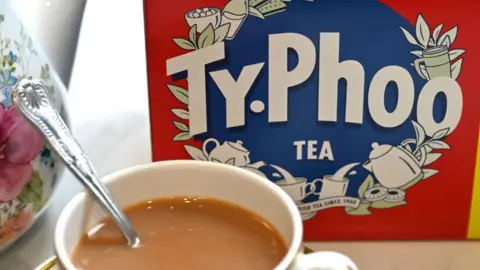 Tasse de thé devant une boîte de Typhoo Tea