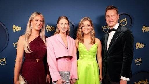 Sam Hagens est heureux de lire à ses enfants