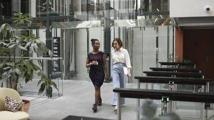 Les femmes continuent de gagner moins que les hommes en France. (CATHERINE DELAHAYE / DIGITAL VISION / GETTY IMAGES)