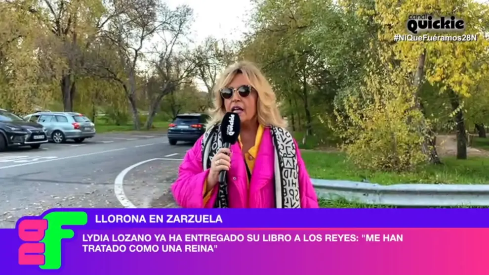 Lydia Lozano remet son livre à la reine Letizia