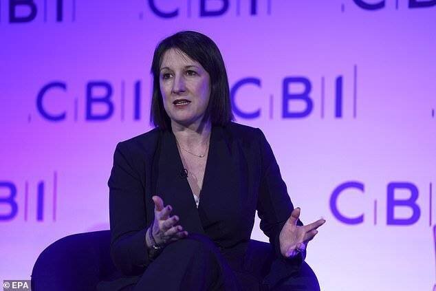 Rachel Reeves a annoncé dans son budget que la taxe sur les voyages aériens augmenterait de 2 euros pour les vols court-courriers à partir de l'année budgétaire 2026/27.