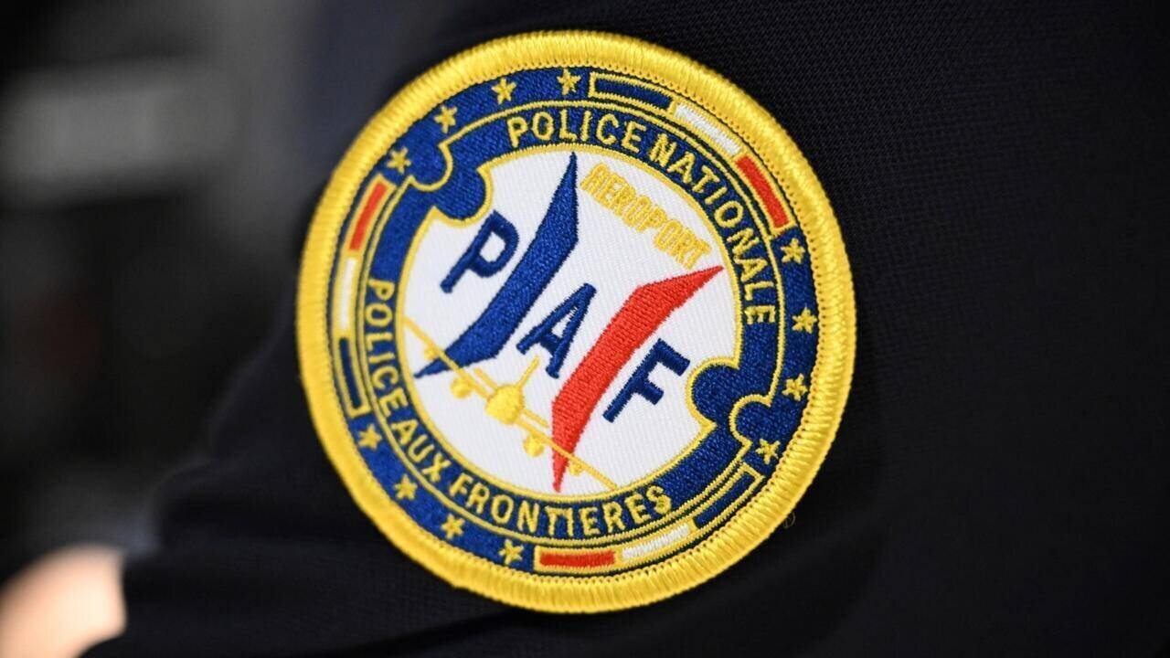 Le badge de la police aux frontières. L'enquête a été menée par l'antenne de l'Office de lutte contre le trafic illicite de migrants (Oltim) de l'aéroport de Roissy-Charles de Gaulle.
