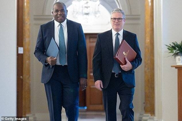 Keir Starmer et David Lammy prêts à céder les îles Chagos.