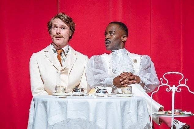 Ncuti Gatwa et Hugh Skinner dans L'Importance d'être Constant