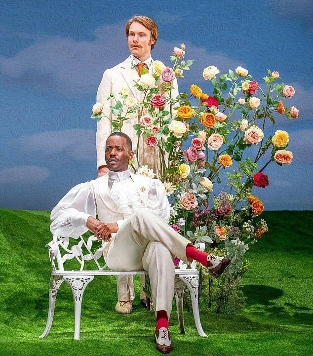 Gatwa et Skinner dans leurs costumes extravagants