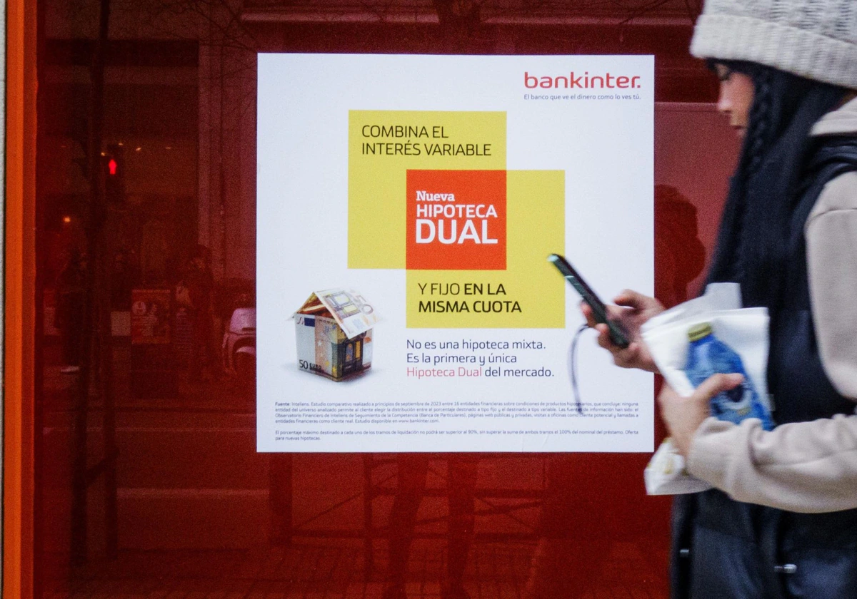 Une jeune femme devant une banque à Madrid