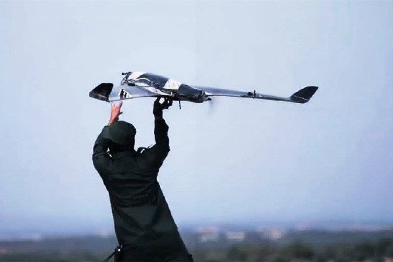 Un membre des factions d'opposition syriennes lance un drone pendant les combats dans la campagne d'Alep.