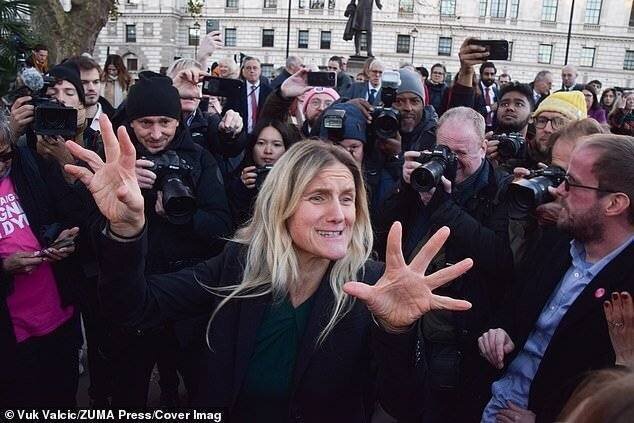 Kim Leadbeater salue les partisans après le vote.