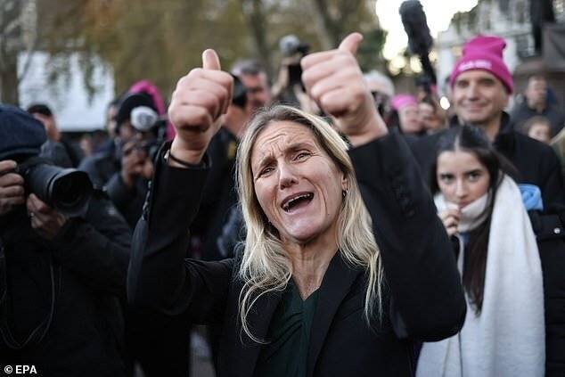 Kim Leadbeater réagit après le vote en faveur de l'aide à mourir.