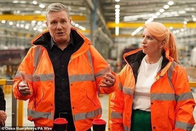 Sir Keir Starmer et Louise Haigh lors d'une visite à l'usine ferroviaire Hitachi à Newton Aycliffe, avril