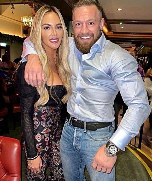 Conor McGregor avec sa sœur Aoife dans un pub