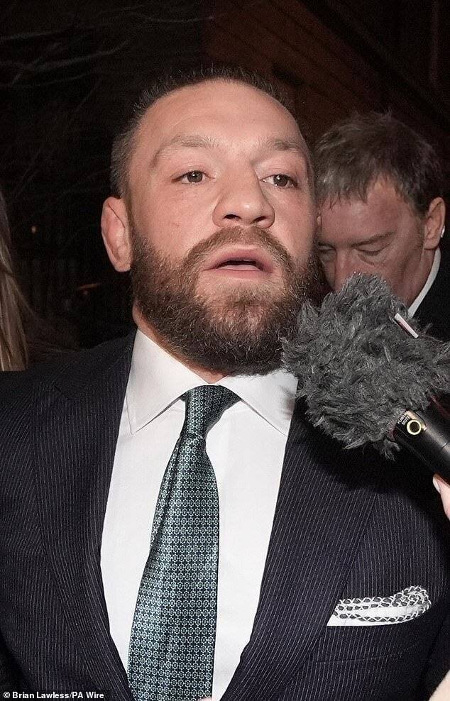 Conor McGregor quittant le tribunal de Dublin