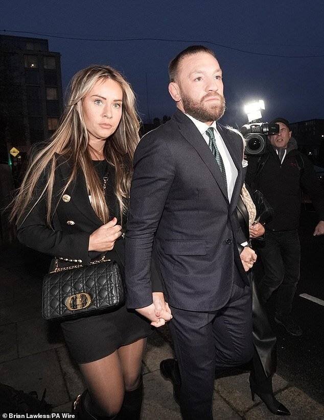 Conor McGregor et Dee Devlin arrivant au tribunal de Dublin