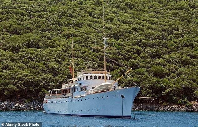 Shemara (la photo) n'est pas strictement un yacht puisqu'elle est propulsée par deux moteurs Rolls-Royce