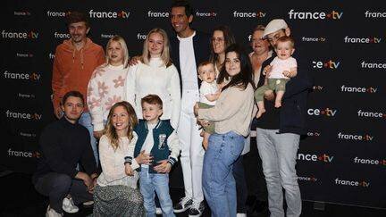 Le chanteur Mika, parrain de la 38eme édition du Téléthon, en compagnie des familles ambassadrices de l'événement, le 24 octobre 2024 à Paris. (GREGOIRE CAMPIONE / AFP)