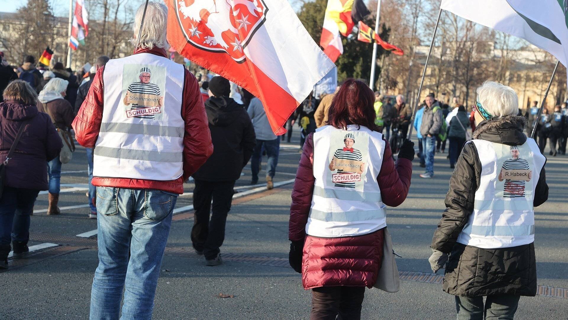 Politiker als Häftlinge bei einer Demo in Gera - laut Verfassungsschutz Thüringen ein Beispiel für verfassungsschutzrelevante Delegitimierung des Staates