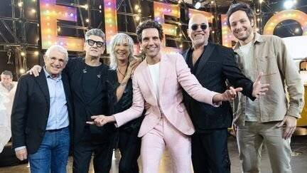 Le chanteur Mika avec les parrains du Téléthon