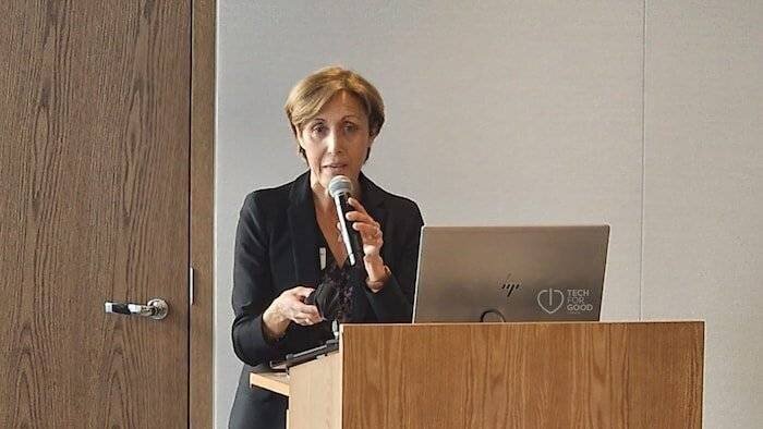 Caroline Isautier devant un ordinateur.