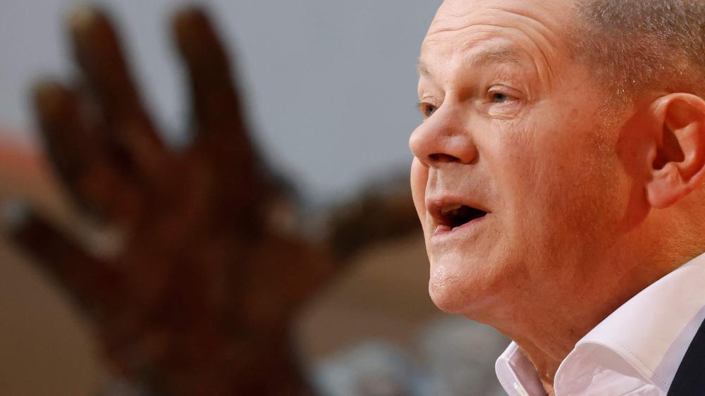 Olaf Scholz s'adressant à la foule lors de sa première grande réunion de campagne