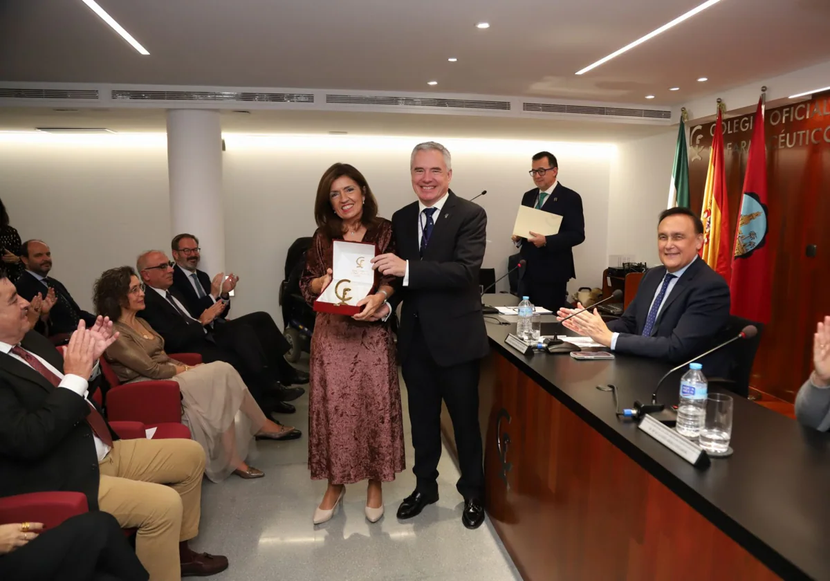 María Jesús Botella reçoit l'insigne du Collège des Pharmaciens