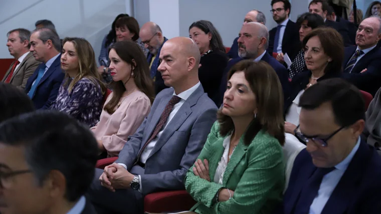 Le directeur de l'Hôpital Reina Sofía et les pharmaciens lors des célébrations
