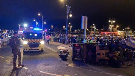 Un char métallique transportant un oiseau articulé s'est écroulé sur des passants à Trouville (Calvados), le 30 novembre 2024. (JEAN-ALEXANDRE BARIL / FRANCE TELEVISIONS)