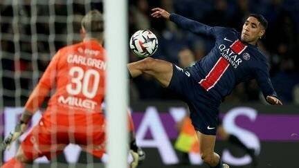 Achraf Hakimi contre le FC Nantes en Ligue 1 au Parc des Princes, le 30 novembre 2024. (FRANCK FIFE / AFP)