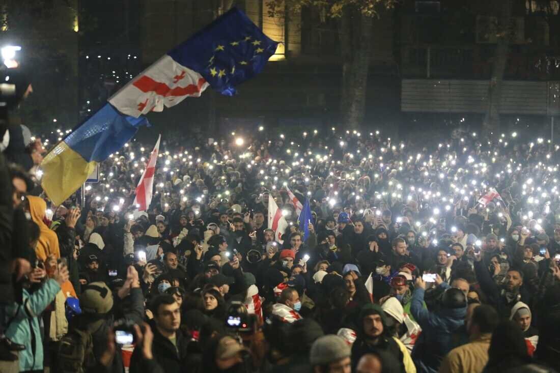 Manifestants se tenant devant la police à Tbilissi