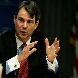 John B. Bellinger gesticuliert devant une USA-Flagge. (Archivbild von 2008) | picture alliance / ASSOCIATED PR