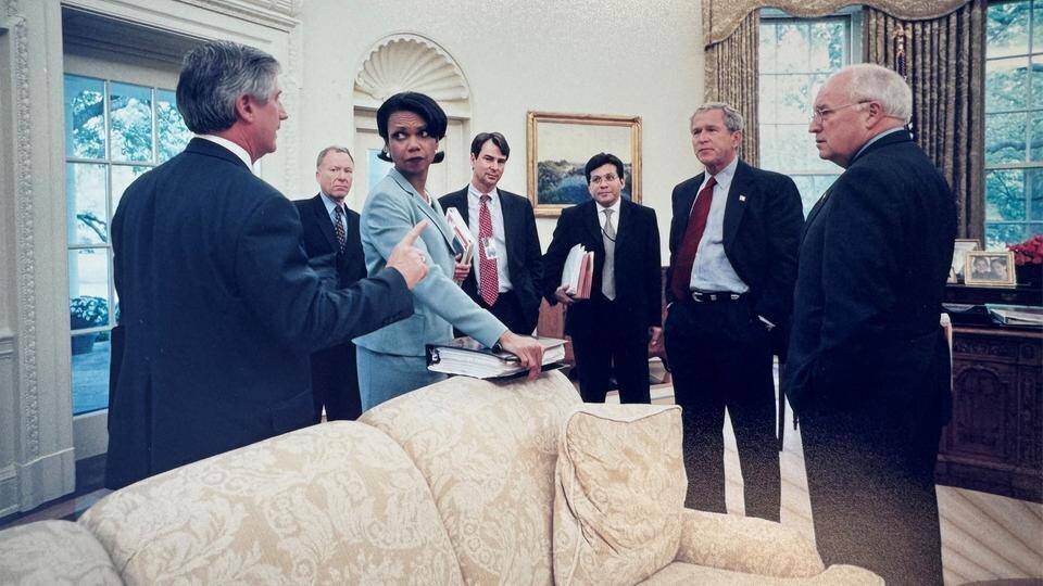 Beratungen im Oval Office: John Bellinger (Mitte) rang immer wieder darum, dass die USA bei der Bekämpfung des Terrors die Prinzipien des Rechtstaats beachteten. | privat