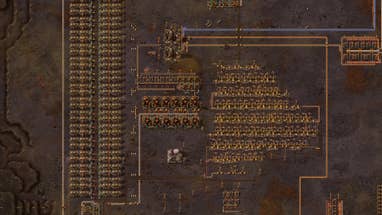 Une capture d'écran d'une section de mines de charbon à côté d'une chaudière et d'un moteur à vapeur sur la planète Vulcanus dans Factorio: Space Age.