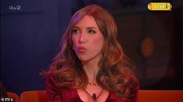 Nathan avoue son amour pour Rosie juste avant son éviction.