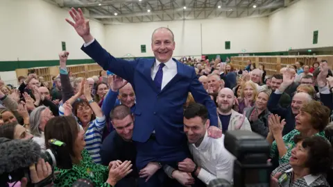 Micheál Martin célébrant son élection avec ses fils à Cork.