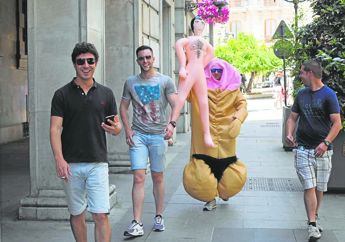 Jóvenes avec objets érotiques durant une despedida de soltero