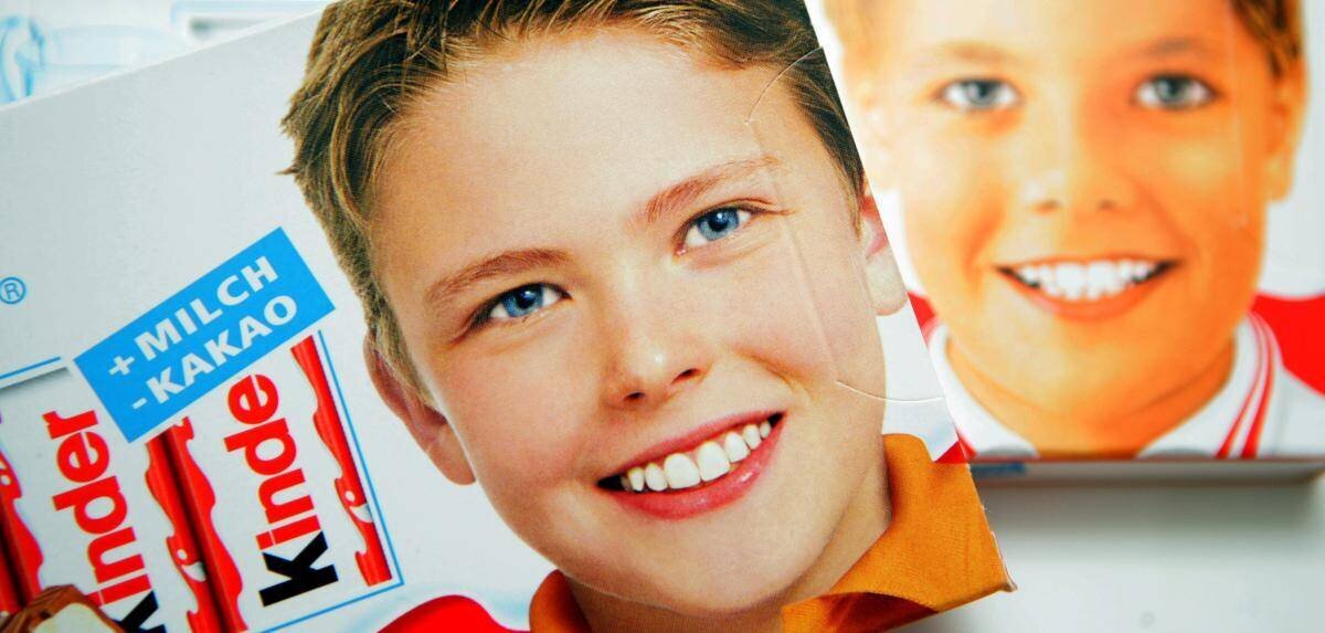 Deux Tafeln Kinder Schokolade - l'ancien visage à gauche et le nouveau visage à droite.