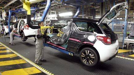 Un modèle Citroën DS3 en voie d'assemblage sur une chaîne de production dans une usine Stellantis à Poissy