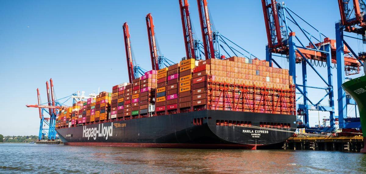 Hapag-Lloyd Container Schiff Manila Express An der Kaikante im Waltershofer Hafen Hamburg