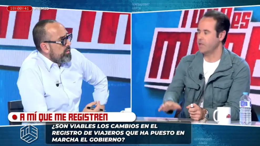 Risto Mejide perplexe en consultant son mobile