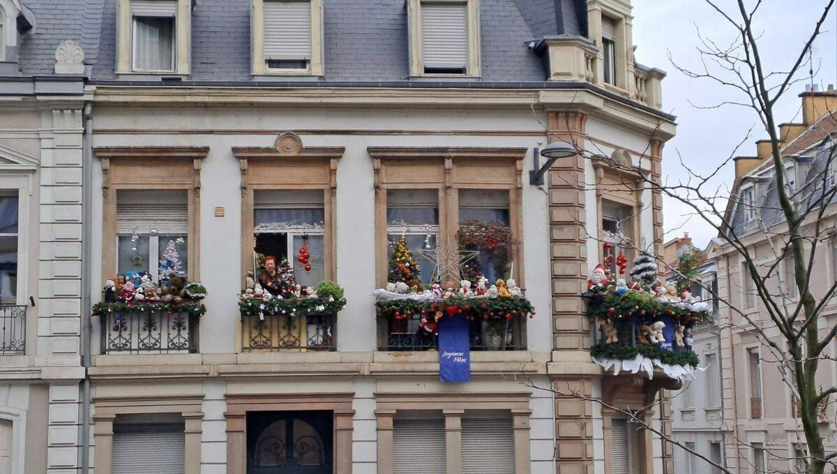 Les balcons de cette habitante de Mulhouse sont désormais décorés avenue Robert Schuman.