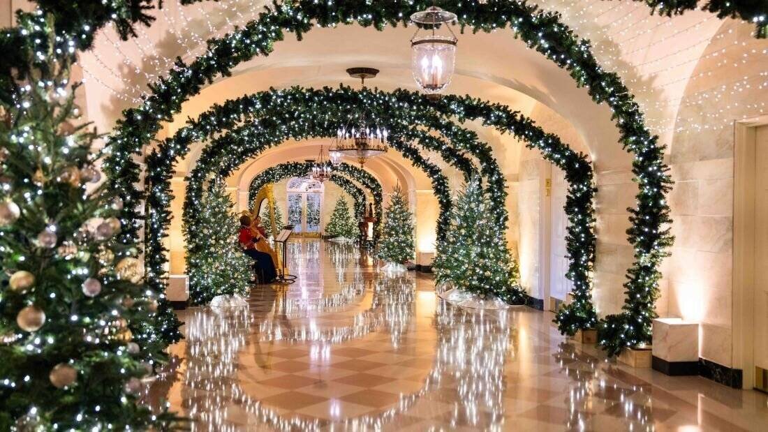 Musiciens se produisent dans le colonnade est de la Maison Blanche à Washington, D.C.