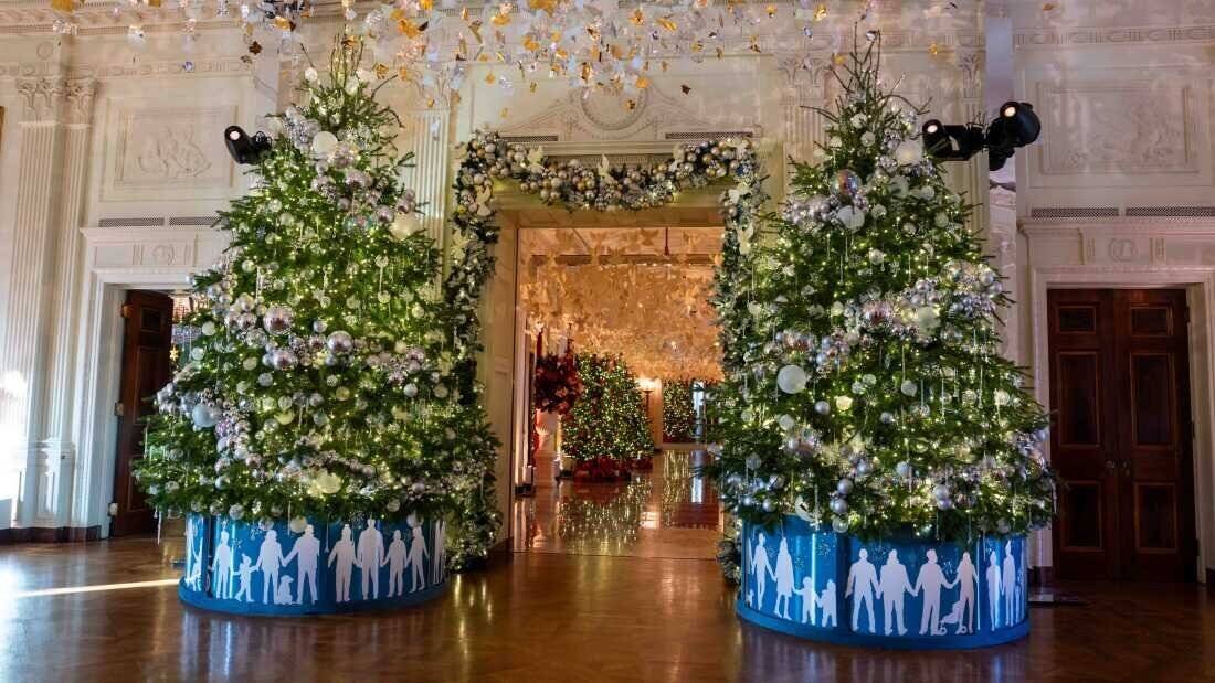 Des arbres décorés dans la salle Est entourent le hall central de la Maison Blanche.