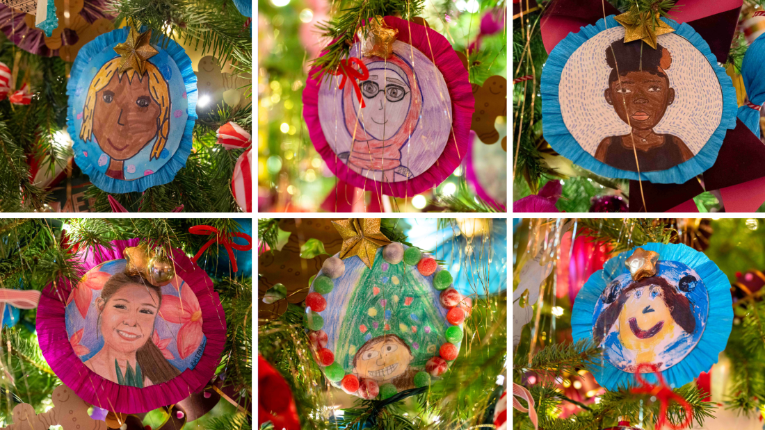 Dans la salle à manger d'État, un arbre est décoré avec des autoportraits d'élèves de tout le pays.