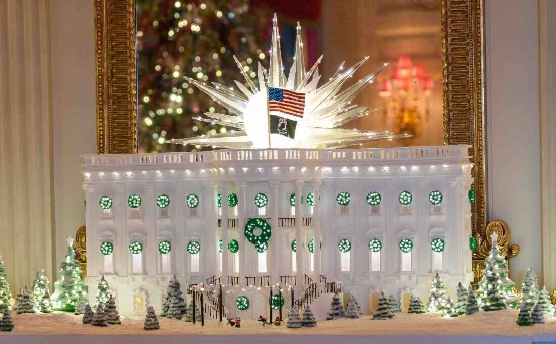 Une maison en pain d'épices est exposée dans la salle à manger d'État de la Maison Blanche.