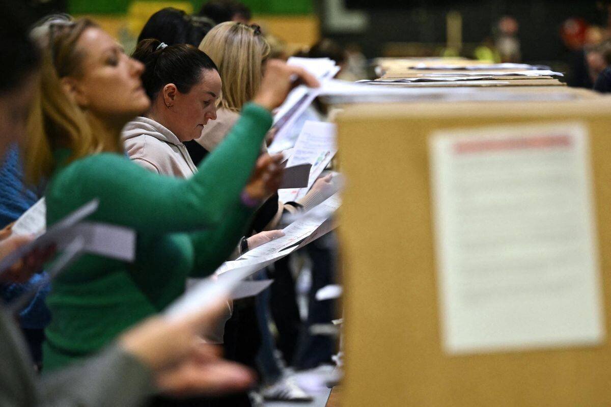 Le comptage des bulletins de vote dans le centre RDS de Dublin, le 1er décembre 2024.